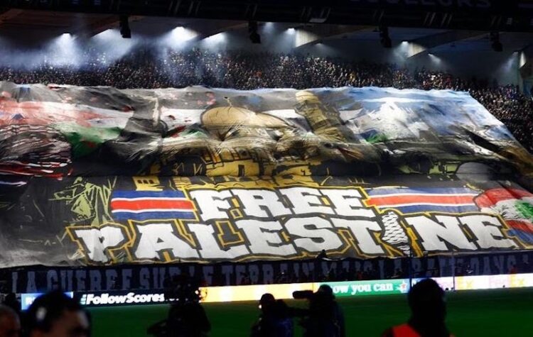 Une banderole et un tifo sur le conflit au Proche-Orient font polémique