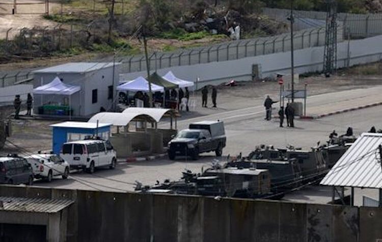 Les trois otages libérés sont arrivés en Israël, les premiers détenus palestiniens sont arrivés à Ramallah
