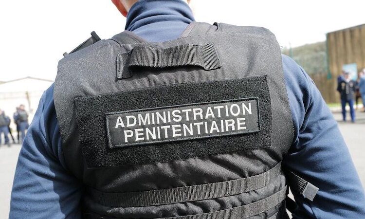 Vaste opération de saisie de téléphones dans 66 prisons