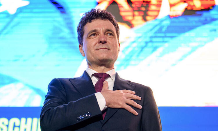 Les sondages donnent vainqueur le centriste Nicușor Dan