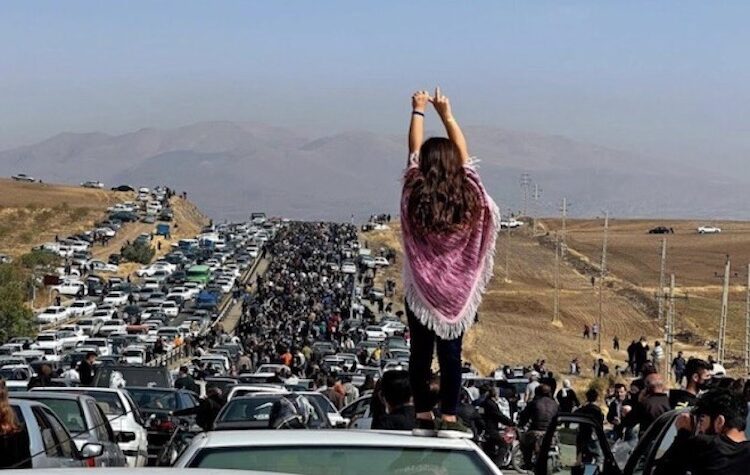 Les manifestants en Iran visent  à renverser le régime des mollahs