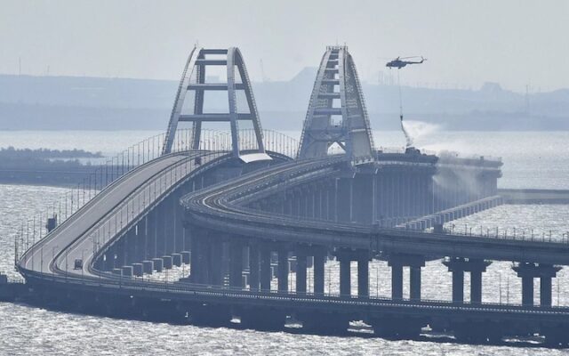 L&rsquo;Ukraine revendique une attaque contre le pont de Crimée