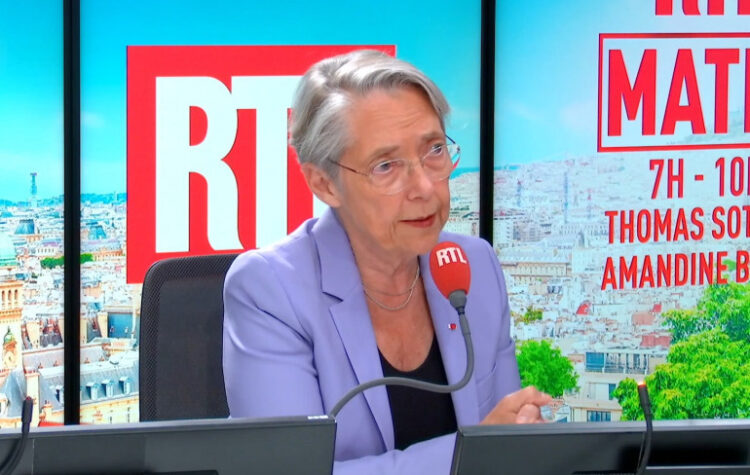 Élisabeth Borne annonce une minute de silence dans les écoles demain