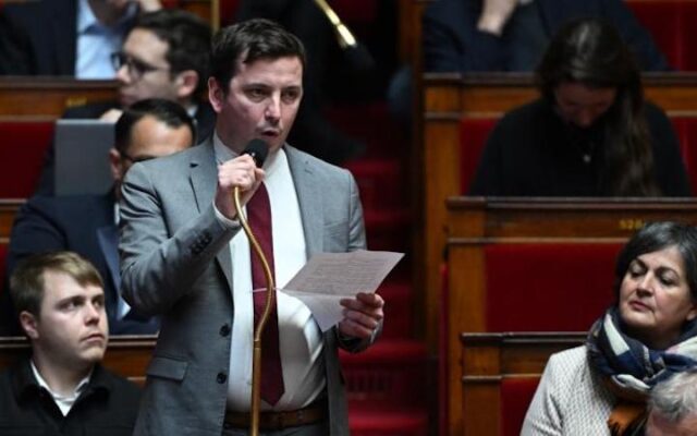 Plainte contre un député LFI pour message injurieux envers la police