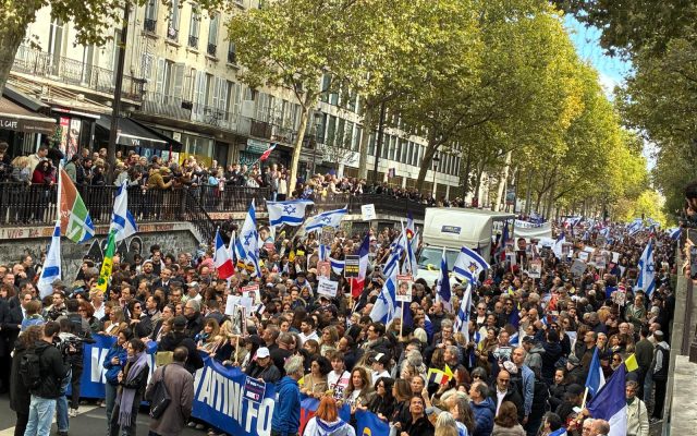 Ils sont plusieurs milliers à marcher cet après-midi à Paris pour les otages israéliens à Gaza