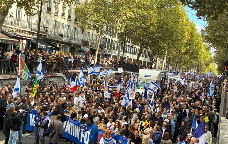 Ils sont plusieurs milliers à marcher cet après-midi à Paris pour les otages israéliens à Gaza