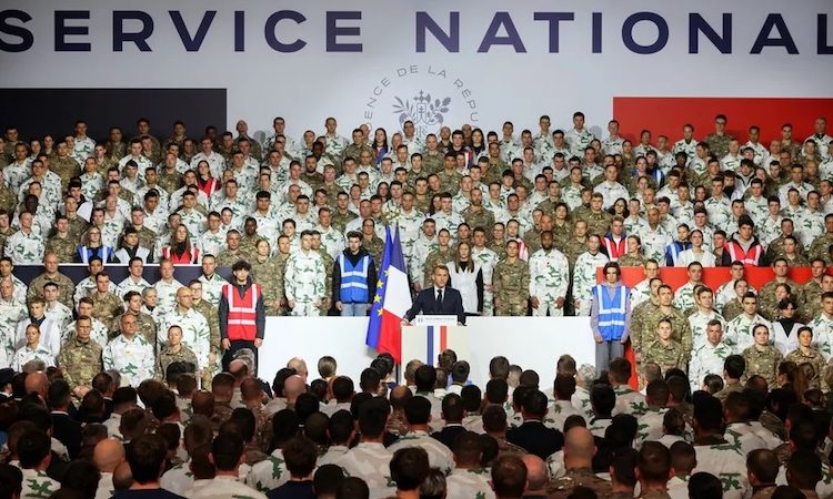 Un service militaire volontaire de dix mois