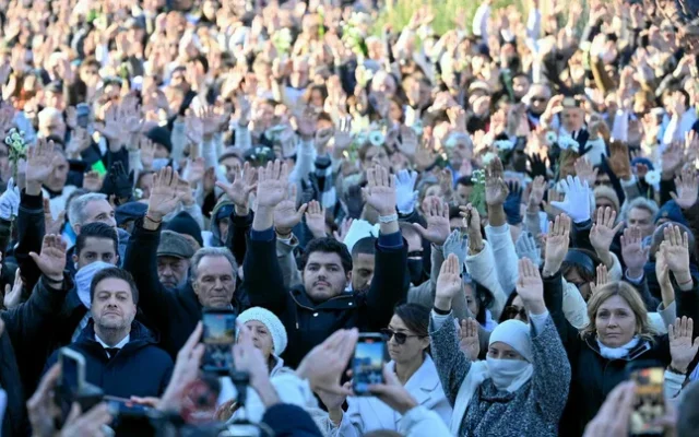 Ils ont été des milliers à rendre hommage à Marseille à Mehdi Kessaci, victime du narcotrafic