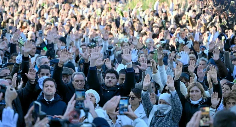 Ils ont été des milliers à rendre hommage à Marseille à Mehdi Kessaci, victime du narcotrafic