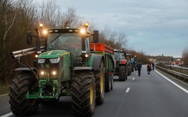 Colère agricole : au moins cinq autoroutes bloquées, des trains à l’arrêt entre Toulouse et Narbonne