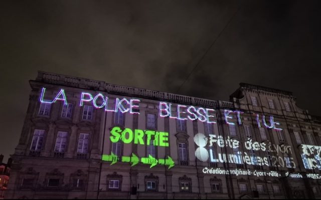 « La police blesse et tue » : des messages projetés à Lyon pendant la Fête des Lumières, la préfète condamne