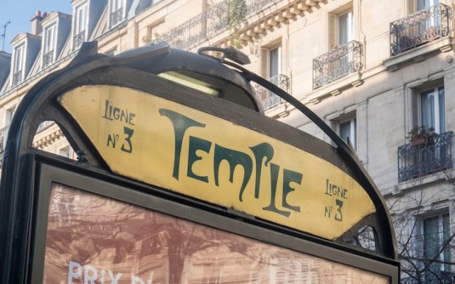 Un homme attaque deux personnes avec une tête de marteau dans le métro à Paris