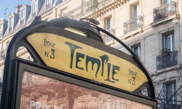 Un homme attaque deux personnes avec une tête de marteau dans le métro à Paris