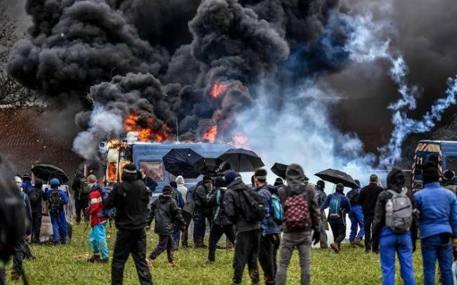 Les plaintes contre des forces de l&rsquo;ordre pour violences sur des manifestants à Sainte-Soline classées sans suite