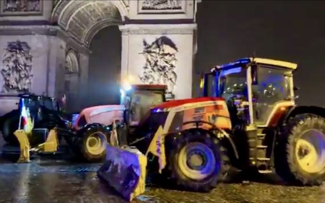 Une centaine de tracteurs dans et autour de Paris