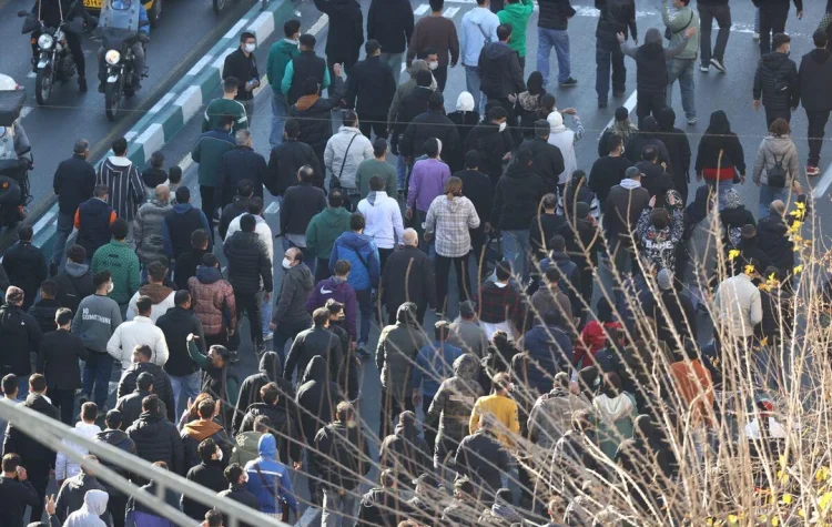 Guerre en Iran : Trump maintient que Téhéran participe à des pourparlers, le peuple iranien abandonné aux Gardiens de la révolution