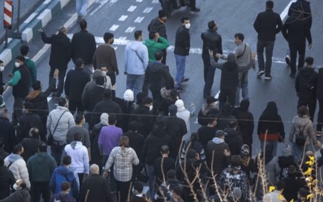 Les Iraniens appellent partout à la fin du régime