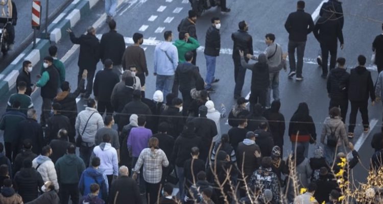 En Iran, le régime des mollahs sous la pression de la rue
