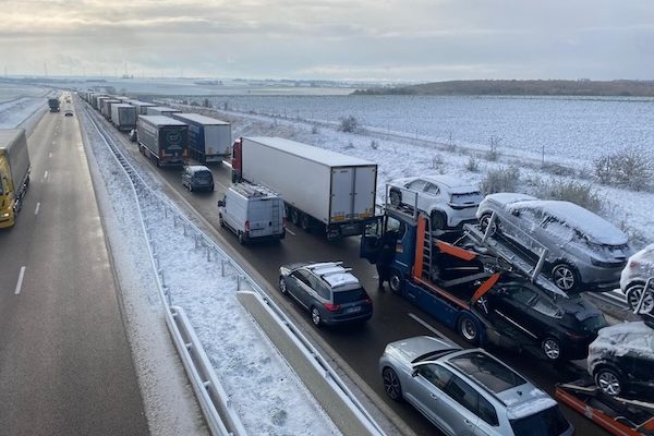 Neige et verglas : 26 départements en vigilance orange, plus de 1.000 km de bouchons en région parisienne