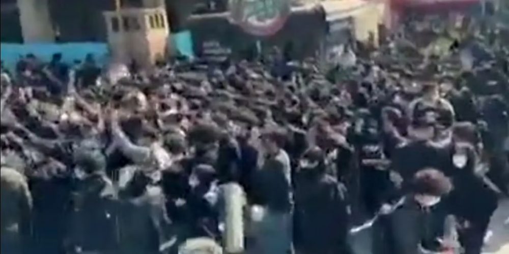 En Iran, des étudiants scandent des slogans contre le régime des islamistes; les États-Unis maintiennent leur pression militaire