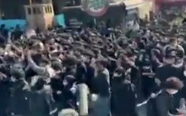 En Iran, des étudiants scandent des slogans contre le régime des islamistes; les États-Unis maintiennent leur pression militaire