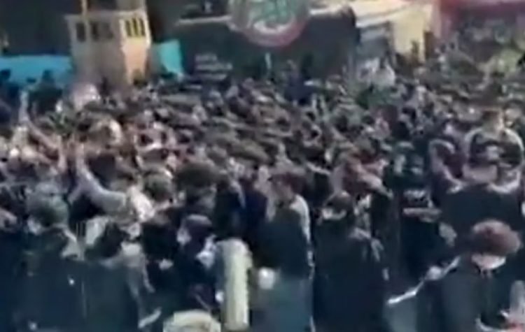 En Iran, des étudiants scandent des slogans contre le régime des islamistes; les États-Unis maintiennent leur pression militaire