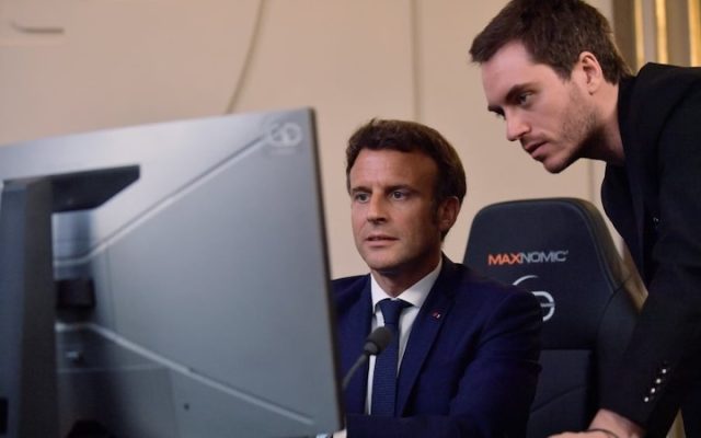 « J&rsquo;ai encore fait bondir les gamers » : Emmanuel Macron clarifie sa position sur l&rsquo;interdiction de certains jeux vidéo aux mineurs