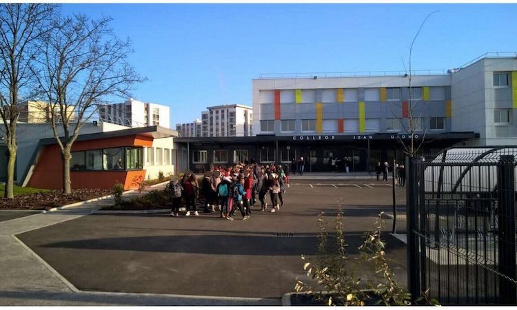 Des adolescents ont violemment agressé une collégienne à la sortie de son établissement près de Lyon