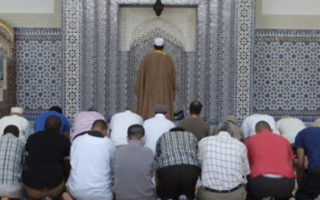 La venue d&rsquo;imams algériens en France pour le Ramadan interroge