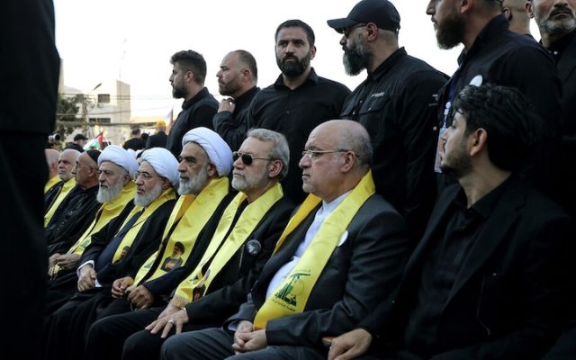 Guerre au Moyen-Orient: Israël mène une série de frappes massives sur l&rsquo;Iran, le chef du Conseil suprême de sécurité nationale dans un défilé à Téhéran