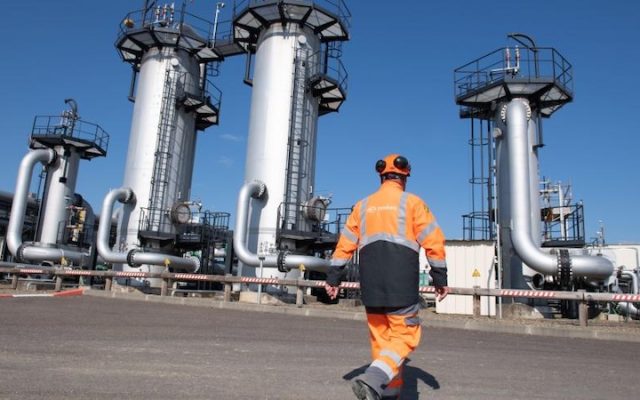 Attaques en Iran : les Bourses européennes chutent, le cours du pétrole et du gaz grimpe
