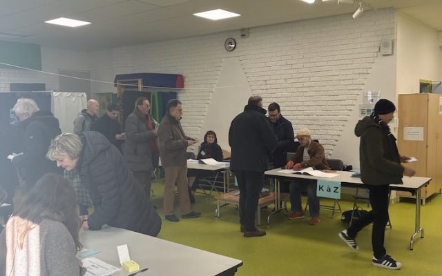 Elections municipales 2026 : la participation au 1er tour atteint 19,37% à midi; c’est 0,99 point de plus qu&rsquo;en 2020 quand le Covid-19 perturbait le scrutin