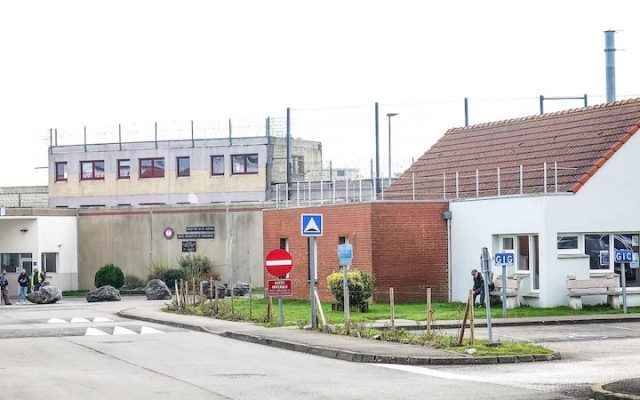 Pas-de-Calais : un attentat déjoué près d’une prison, un drapeau de Daech et des armes de poing découverts, six suspects interpellés