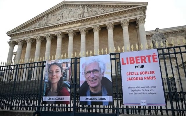 Les ex-détenus Cécile Kohler et Jacques Paris sont arrivés mercredi matin à Paris