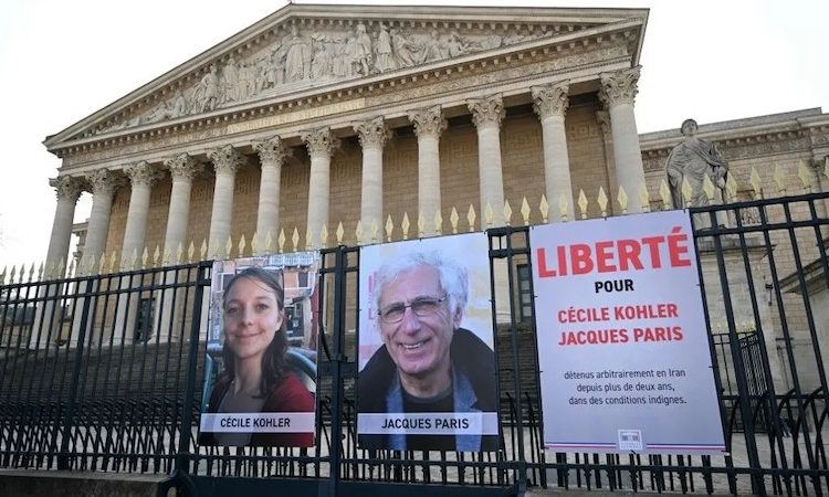 Les ex-détenus Cécile Kohler et Jacques Paris sont arrivés mercredi matin à Paris