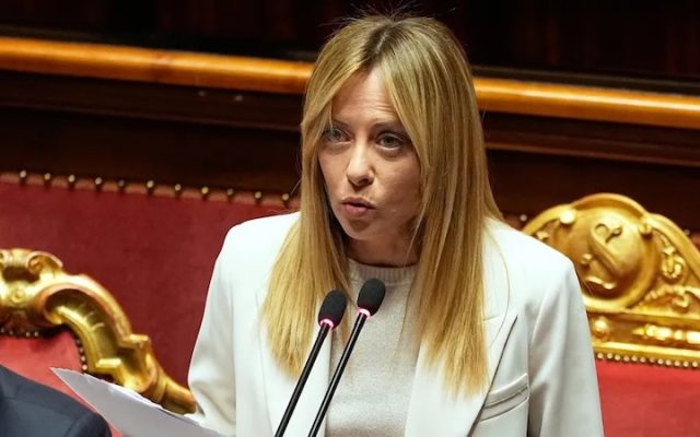 La Première ministre italienne juge « inacceptables » les critiques de Trump contre le pape, qui refuse de s&rsquo;excuser