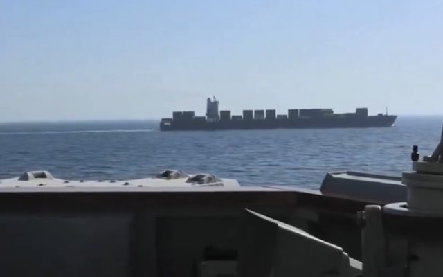Détroit d’Ormuz : la marine américaine ouvre le feu sur un cargo iranien et en prend le contrôle, l’Iran promet de riposter