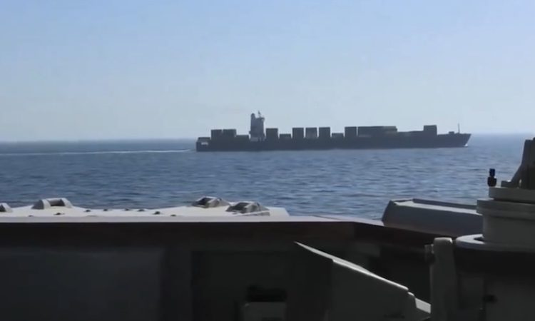 Détroit d’Ormuz : la marine américaine ouvre le feu sur un cargo iranien et en prend le contrôle, l’Iran promet de riposter