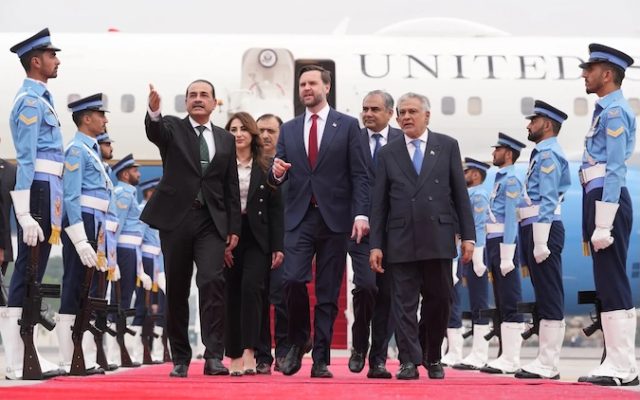 Les pourparlers historiques entre États-Unis et Iran débutent sous haute tension au Pakistan 