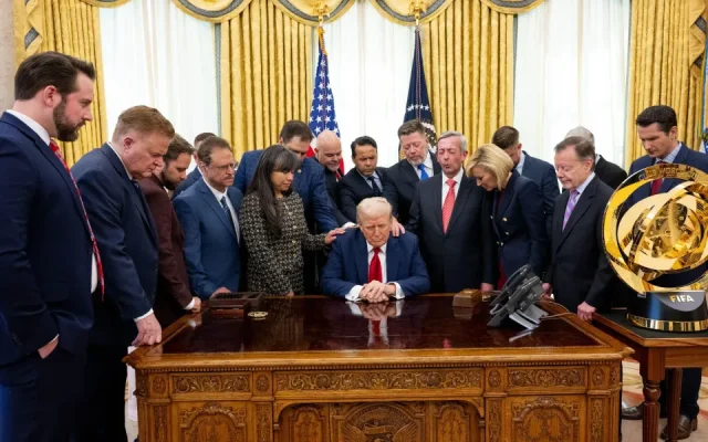 Les USA, pays des contrastes, entre « guerre sainte » et mission au-dessus de la face cachée de la Lune