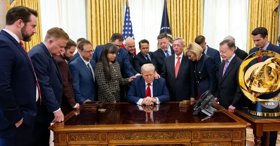 Les USA, pays des contrastes, entre « guerre sainte » et mission au-dessus de la face cachée de la Lune