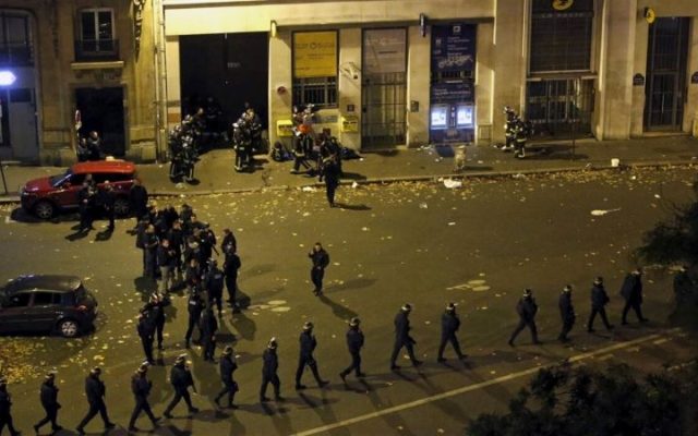 Emmanuel Macron décerne la Légion d&rsquo;honneur aux policiers et pompiers intervenus lors de l&rsquo;attentat du Bataclan