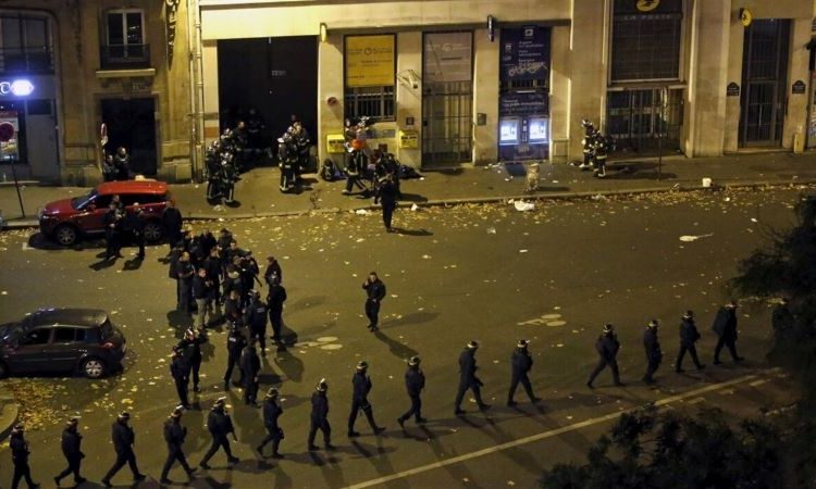 Emmanuel Macron décerne la Légion d’honneur aux policiers et pompiers intervenus lors de l’attentat du Bataclan