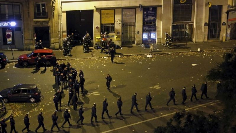 Emmanuel Macron décerne la Légion d&rsquo;honneur aux policiers et pompiers intervenus lors de l&rsquo;attentat du Bataclan