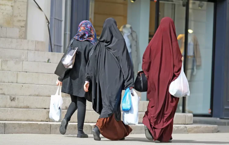 Cachez ce saint que je ne saurais voir !