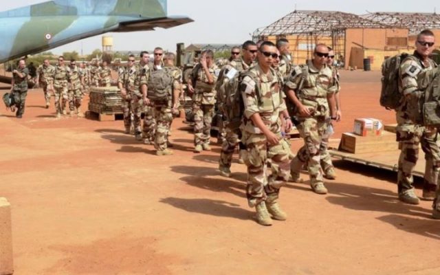La junte militaire au pouvoir au Mali paye cher sa brouille avec la France et l&rsquo;Algérie