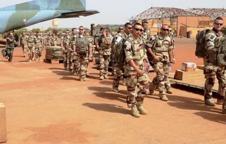 La junte militaire au pouvoir au Mali paye cher sa brouille avec la France et l’Algérie
