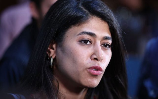Rima Hassan sort de garde à vue mais elle est convoquée pour se présenter en juillet devant le tribunal correctionnel pour apologie du terrorisme