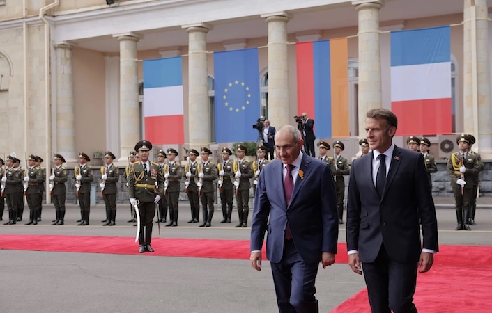 Droits de douane : face aux menaces de Trump, Macron appelle l’UE à activer son « bazooka commercial »