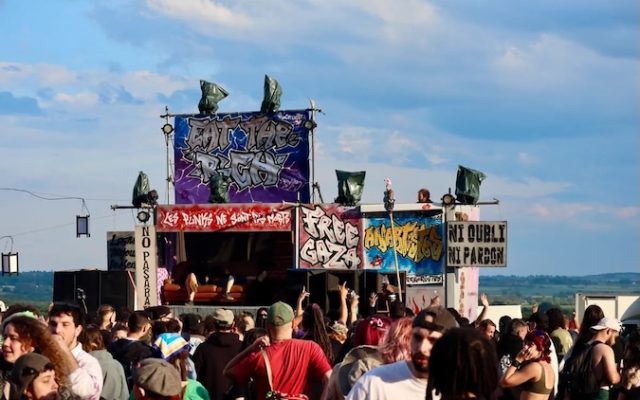 Free party près de Bourges : 12 blessés, un obus découvert ; Laurent Nunez attendu sur place au 3e jour de l&rsquo;événement illégal